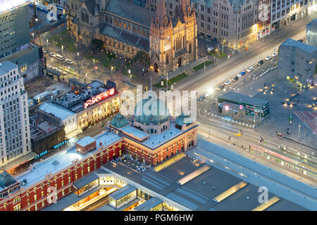 Swanston St et Flinders St intersection juste avant le lever du soleil à Melbourne CBD à Victoria, Australie Banque D'Images