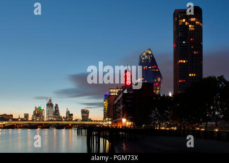 TheVase, Blackfriars, numéro un du bâtiment OXO et le South Bank Tower à côté de la Tamise, Londres, Angleterre. Banque D'Images