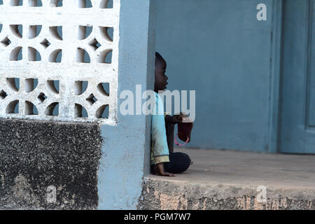 Le TOGO, KABYE MASSIF - Jan 13, 2017 : petite fille togolaise non identifiés se place derrière le mur dans le village. Togo enfants souffrent de la pauvreté en raison de la Banque D'Images