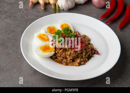 Ka-Pad prao haché sauté de porc haché au piment et basilic Banque D'Images