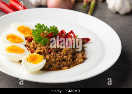 Ka-Pad prao haché sauté de porc haché au piment et basilic Banque D'Images