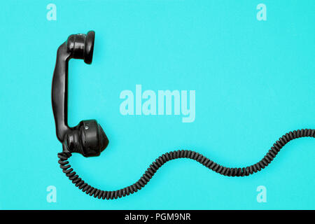 Du conftel téléphone vintage avec cordon sur sur fond bleu Banque D'Images