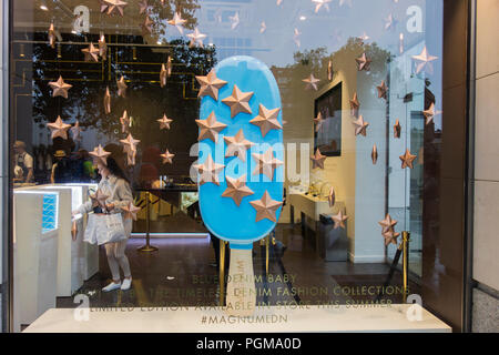 Un lally bleu clair dans la fenêtre du Magnum Pleasure Store à Duke of York Square, à côté de King's Road, Chelsea, Londres, SW3,Angleterre, Royaume-Uni Banque D'Images