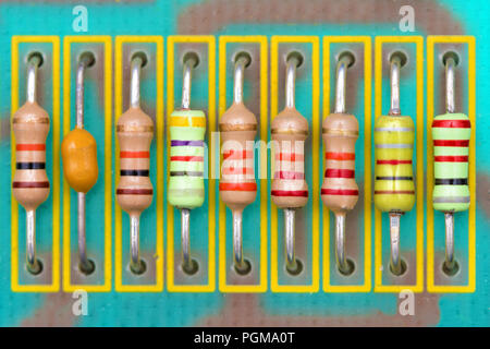 Résistances de couleur dans une rangée soudé sur un circuit imprimé Banque D'Images