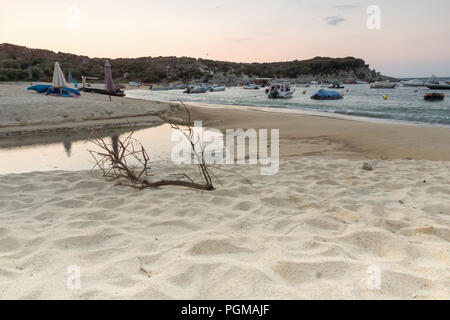 Lever du soleil sur la plage de Kalamitsi à péninsule Sithonia, Halkidiki, Macédoine Centrale, Grèce Banque D'Images
