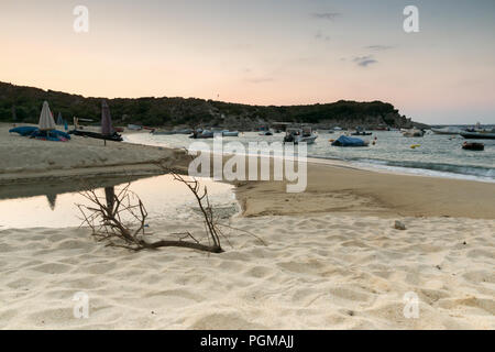 Lever du soleil sur la plage de Kalamitsi à péninsule Sithonia, Halkidiki, Macédoine Centrale, Grèce Banque D'Images