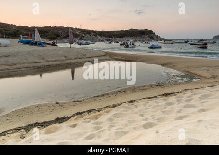 Lever du soleil sur la plage de Kalamitsi à péninsule Sithonia, Halkidiki, Macédoine Centrale, Grèce Banque D'Images