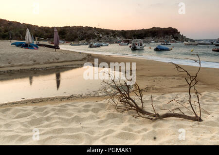 Lever du soleil sur la plage de Kalamitsi à péninsule Sithonia, Halkidiki, Macédoine Centrale, Grèce Banque D'Images