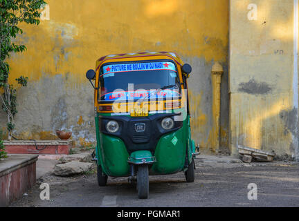 Jaipur, Inde - Nov 3, 2017. Un tuk tuk taxi sur la rue à Jaipur, Inde. Pousse-pousse automatique sont utilisés dans les villes et villages pour de courtes distances. Banque D'Images