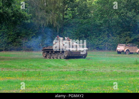 Un char allemand guerre manoeuvres faisant de la zone d'affichage de Detling showground lors d'une bataille re l'incorporation. Banque D'Images