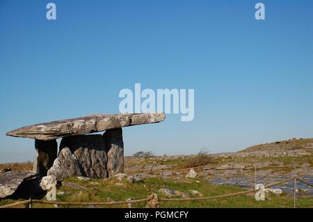 Dolmen de Poulnabrone est un ancien tombeau de pierre dans la région de Burren de l'ouest de l'Irlande. Banque D'Images