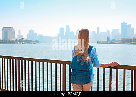 Touriste avec sac à dos et panorama de Sharjah et lac artificiel, Sharjah, Émirats arabes unis Banque D'Images