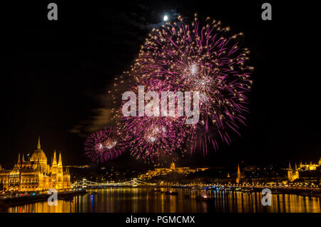 D'artifice le long du Danube à Budapest, Hongrie. Banque D'Images