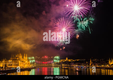 D'artifice le long du Danube à Budapest, Hongrie. Banque D'Images