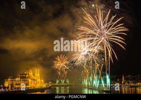 D'artifice le long du Danube à Budapest, Hongrie. Banque D'Images