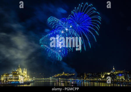 D'artifice le long du Danube à Budapest, Hongrie. Banque D'Images