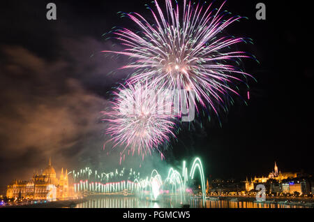 D'artifice le long du Danube à Budapest, Hongrie. Banque D'Images