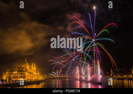 D'artifice le long du Danube à Budapest, Hongrie. Banque D'Images