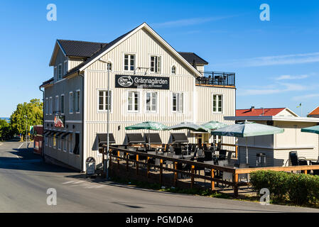 Granna, Suède - Juillet 2, 2018 : l'extérieur d'Grannagarden Hôtel et restaurant sur un matin d'été ordinaire avant les heures d'affaires. Banque D'Images