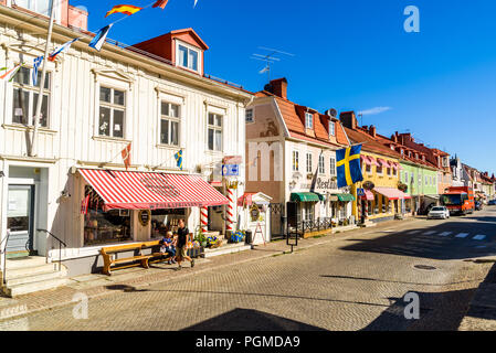 Granna, Suède - 2 juillet 2018 : Le centre-ville sur la rue Brahegatan ordinaire un matin d'été ensoleillé avec des magasins prêt à ouvrir pour la journée. Banque D'Images