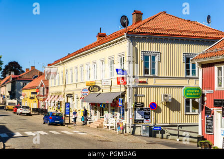 Granna, Suède - 2 juillet 2018 : Le centre-ville sur la rue Brahegatan ordinaire un matin d'été ensoleillé avec des magasins prêt à ouvrir pour la journée. Banque D'Images