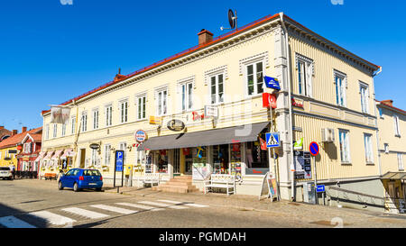 Granna, Suède - 2 juillet 2018 : Le centre-ville sur la rue Brahegatan ordinaire un matin d'été ensoleillé avec des magasins prêt à ouvrir pour la journée. Banque D'Images