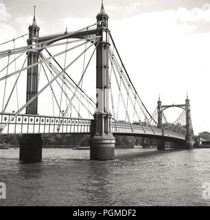 Années 1950, historique, une vue de l'ouest de l'Hammersmith Bridge London, en regardant vers le sud et Barnes. Le premier pont suspendu au-dessus de la Tamise, à l'ouest de Londres, Angleterre, Royaume-Uni, le pont qu'on voit ici est la deuxième - remplacement - l'une, construite en 1887, qui repose sur les mêmes fondations pier.que le premier. Banque D'Images