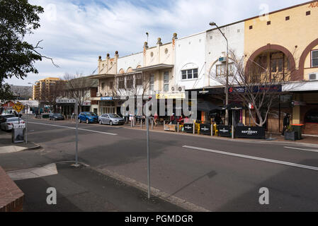 Juillet 2018, une bande d'anciennes boutiques dans Coronation Street, Hornsby, Nouvelle Galles du Sud en Australie, une partie de l'ancienne partie ouest de Hornsby enceinte commerciale Banque D'Images