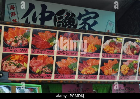 Menu de Sashimi Bowls, à l'extérieur du restaurant du marché aux poissons de Tsukiji, Tokyo, Japon Banque D'Images