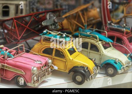 Voitures miniatures colorés à vendre dans une vitrine Banque D'Images