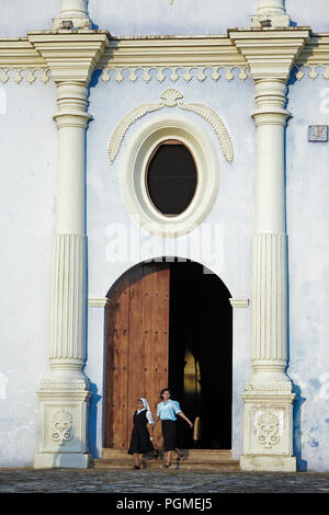 Les femmes qui quittent l'Eglise de San Francisco à Granada, Nicaragua, Amérique Centrale Banque D'Images