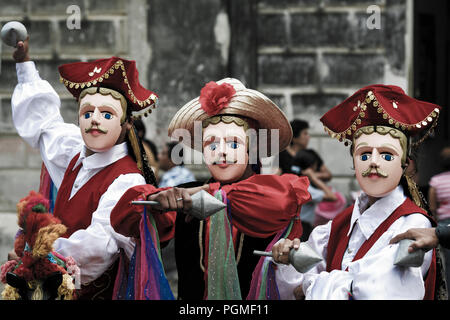 Les personnes en costumes et masques effectuer El Gueguense dans Leon, Nicaragua Banque D'Images