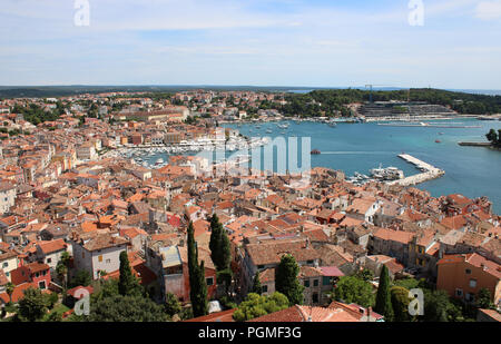 Vue depuis le clocher de l'église, Saint Euphémie, Rovinj (Rovigno), Istrie, Croatie regardant le port et toits de maisons voisines. Banque D'Images