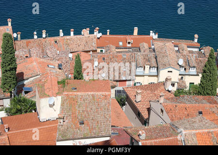 Vue depuis le clocher de l'église, Saint Euphémie, Rovinj (Rovigno), Istrie, Croatie en regardant les toits de tuiles rouges des maisons. et la mer au-delà. Banque D'Images