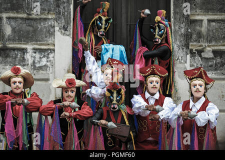 Les personnes en costumes et masques effectuer El Gueguense dans Leon, Nicaragua Banque D'Images