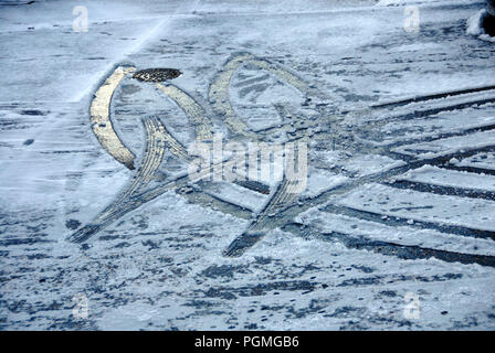 Les traces de pneus mis en fine couche de neige où l'enregistrement inversé du véhicule Banque D'Images