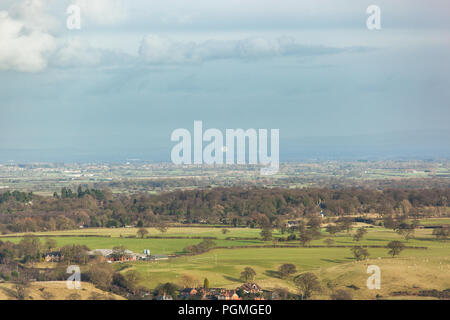 Le radiotélescope de Jodrell Bank attrape le soleil dans la brume lointaine vue de Beeston Castle Banque D'Images