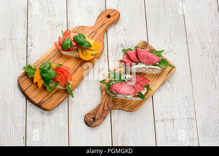 Mini sandwiches alimentaires. Brushetta ou d'authentiques tapas espagnoles traditionnelles pour le déjeuner table. En-cas délicieux antipasti, apéritif, pique-nique ou partie sur le temps. Vue d'en haut Banque D'Images