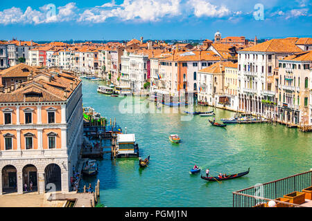 Vue aérienne sur le célèbre grand canal avec gondoles devant les hôtels et les bâtiments colorés de Venise, Italie Banque D'Images