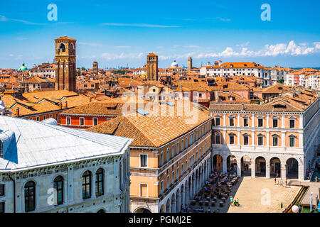 Vue aérienne des toits de venise, Italie, carrelés d'orange Banque D'Images