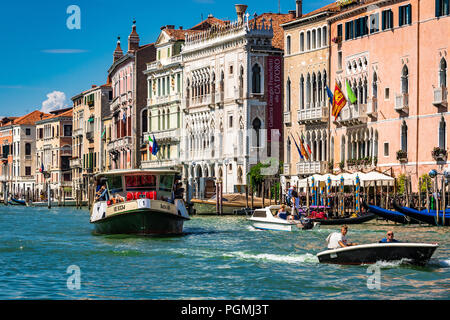 Un vaporetto sur le Grand Canal à Venise, Italie Banque D'Images