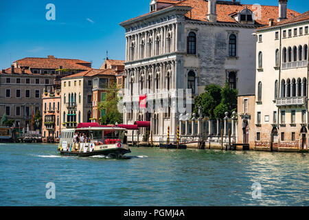 Un vaporetto sur le Grand Canal à Venise, Italie Banque D'Images