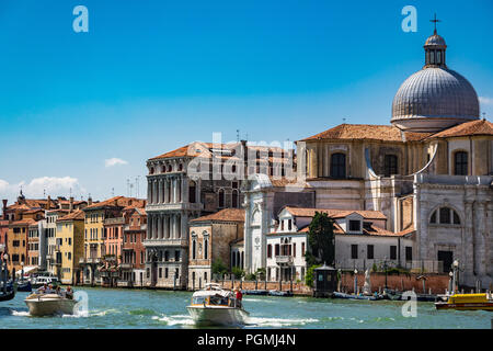 Deux petits bateaux à moteur sur le Grand Canal à Venise, en Italie Banque D'Images