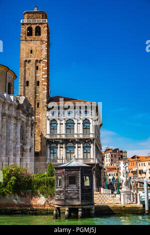 Vue depuis le Grand Canal du clocher de San Geremia à Venise, en Italie.San Geremia e Lucia est une église située dans la sestière de Cannaregio. Banque D'Images