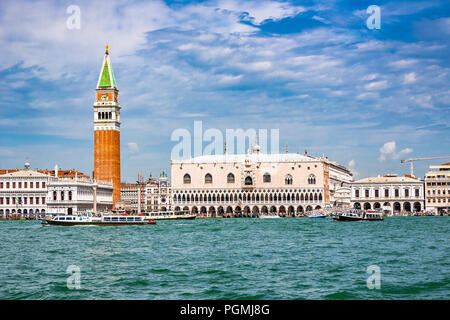 La place Saint-Marc (Piazzetta di San Marco), à côté du Palais des Doges et du Campanile de San Marco, s'ouvre sur le canal Giudecca Banque D'Images