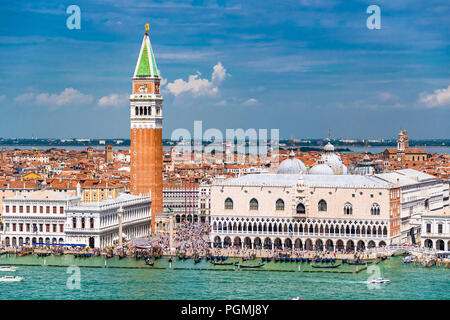 Vue aérienne de la place Saint-Marc (Piazzetta di San Marco).Le Palais des Doges et le Campanile Saint-Marc s'ouvrent sur le Grand Canal à Venise, en Italie Banque D'Images