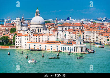 La basilique de Santa Maria della Salute, également connue sous le nom de Salute, se trouve à Punta della Dogana dans le sestière Dorsoduro à Venise, en Italie Banque D'Images