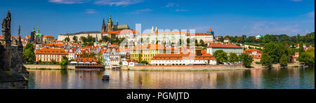 Panorama de la ville de Prague incluant le château de Prague Banque D'Images