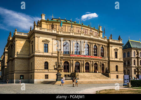 Le Rudolfinum est un bâtiment de style néo-renaissance à Prague, en République tchèque. Il est situé sur la place Jan Palach sur la rive de la Vltava. Banque D'Images