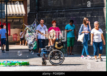 Homme handicapé créant des bulles en tant qu'interprète de rue dans le centre-ville de Prague Banque D'Images